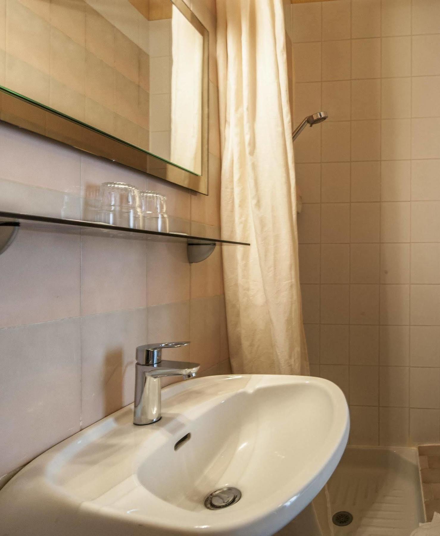 Hotel Des 3 Nations Parigi